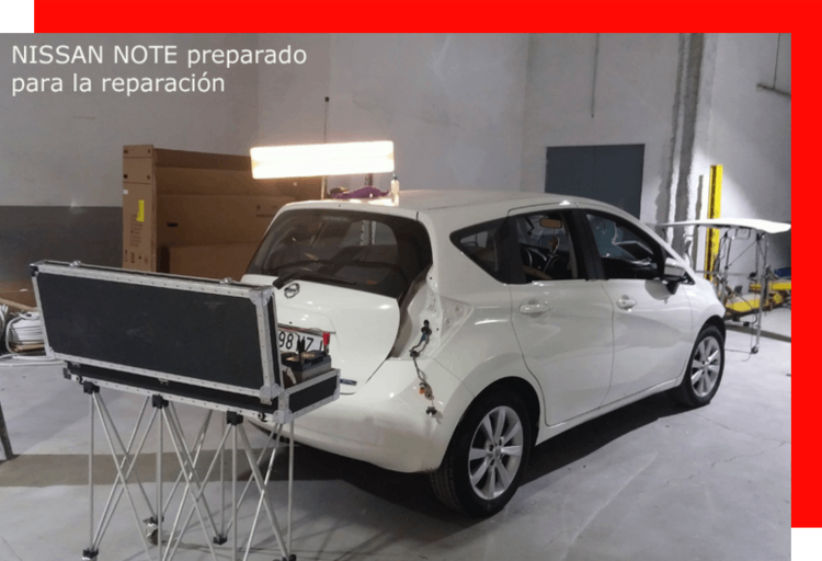 Coche blanco en un taller